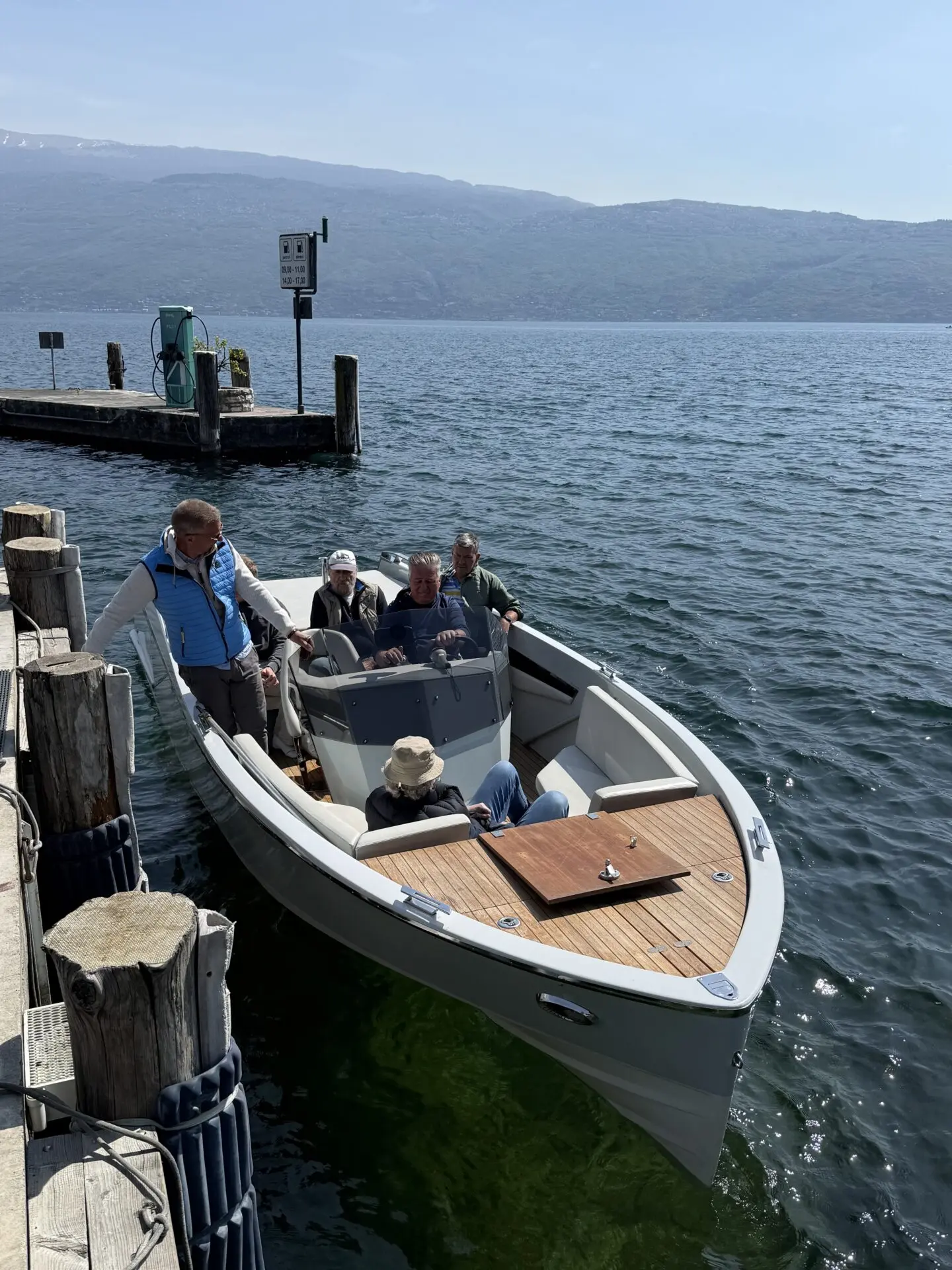 Sportboot am Holzsteg auf dem Gardasee mit Blick auf Berge und ruhiges blaues Wasser – Frauscher 686 Lido bei der Prüfungsvorbereitung.